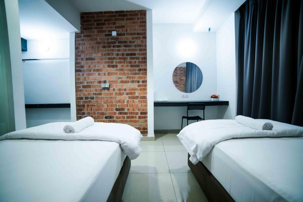 Bizz Hotel Puchong Bagian luar foto